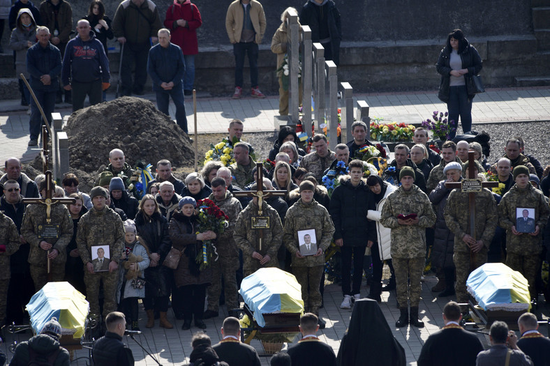 Pogrzeb ochotników, którzy zginęli podczas rosyjskiego ostrzału poligonu w Jaworowie w marcu 2022 r. Łącznie zginęło wówczas 35 osób, a 134 zostały ranne.