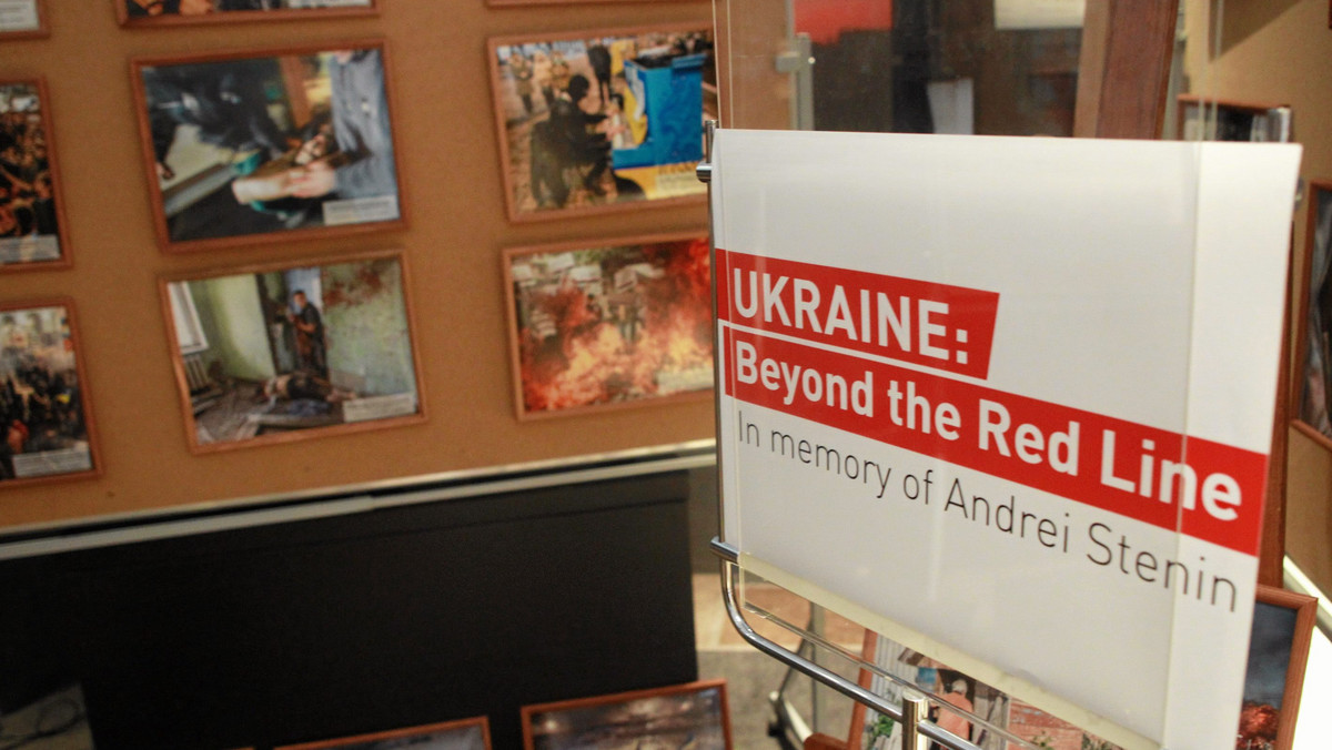 Konrad Rękas z Europejskiego Centrum Analiz Geopolitycznych uznał za skandal zamknięcie wystawy "Ukraina za czerwoną linią" w warszawskim hotelu Victoria. Wcześniej środowiska Ukraińców określiły ekspozycję za prorosyjską propagandę opłaconą przez ambasadę Rosji w Polsce.