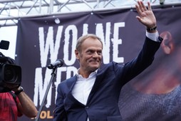 Donald Tusk na proteście w obronie TVN i wolnych mediów 