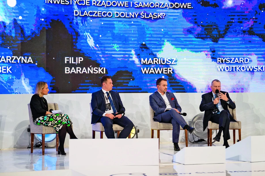 Filip Barański, Mariusz Wawer i Ryszard Wojtkowski rozmawiali o inwestycjach na Dolnym Śląsku. Dyskusję moderowała Katarzyna Dębek.