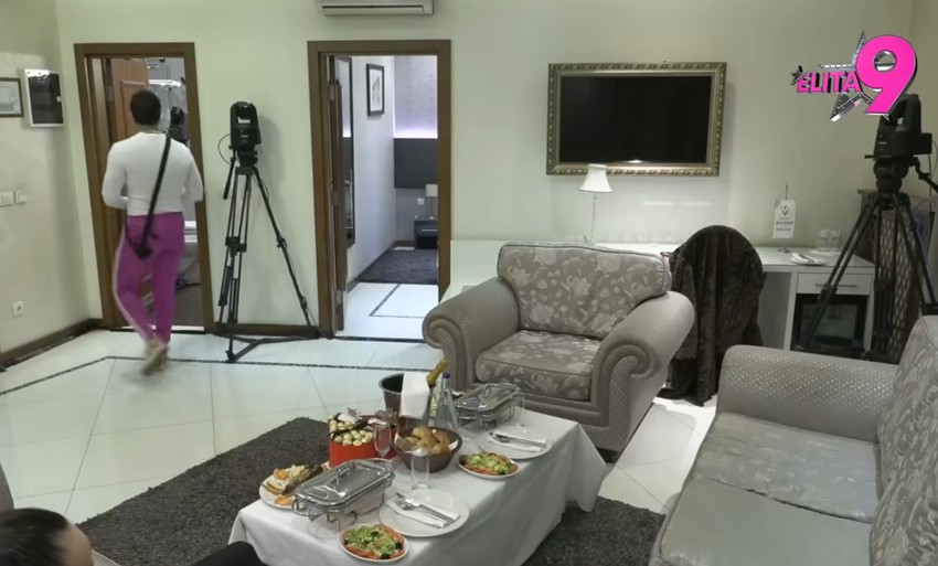 Zavirite u hotelsku sobu u kojoj će prenoćiti Filip i Teodora: Ogromna dnevna soba, bračni krevet, a na stolu hrane u izobilju