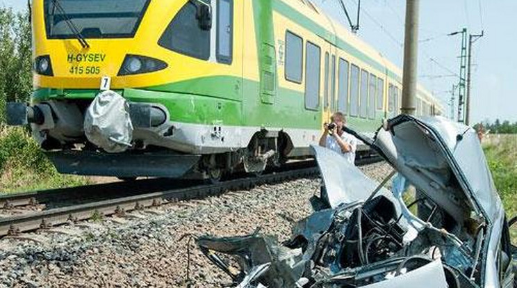 Fotók a brutális csornai vasúti balesetről - két felnőtt és két gyerek halt meg