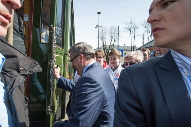 Tramwaj z Bronisławem Komorowskim wypadł z torów