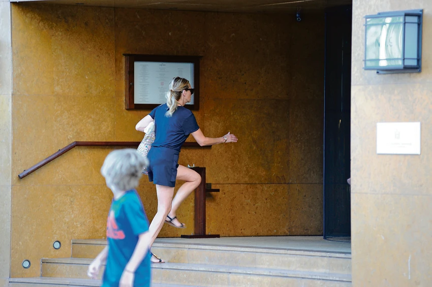 Džulija Roberts ulazi u hotel