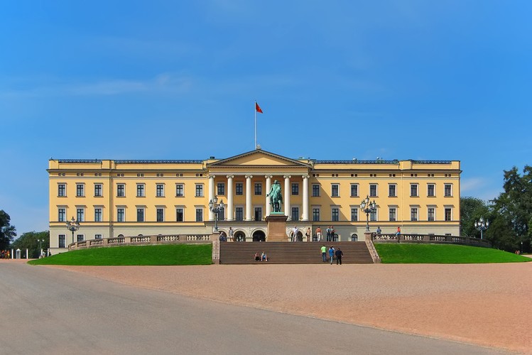 9. miejsce: Pałac Królewski w Oslo (nor. Slottet, Det Kongelige Slott) – oficjalna siedziba norweskich monarchów i jeden z najbardziej charakterystycznych budynków stolicy Norwegii. Obecnie mieszka w nim król Harald V wraz z małżonką[1]. Obiekt położony jest na wzgórzu Bellevuehøyden, na końcu ulicy Karola Jana (nor. Karl Johans gate) – głównej arterii handlowej i turystycznej Oslo.