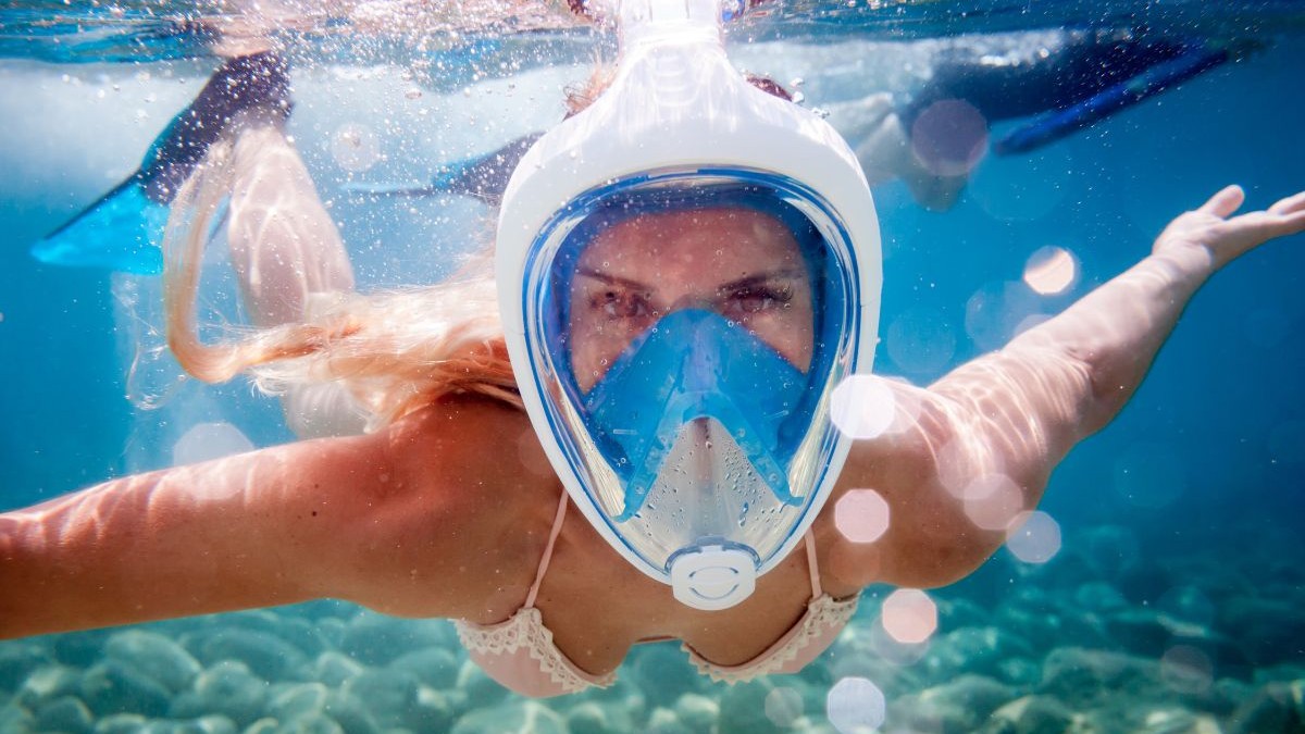 O destinație populară printre români interzice măștile de snorkeling pentru întreaga față. Riscurile la care se supun turiștii care le poartă