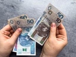 Trzynastki w urzędach i szkołach. Sprawdź, komu przysługują, w jakiej wysokości i kiedy będą wypłacane