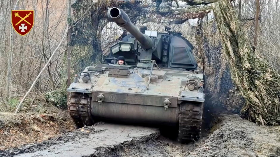 Ukraińska Panzerhaubitze 2000 na stanowisku bojowym.