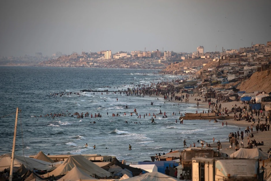 Raseljeni Palestinci na plaži u Kan Junisu na jugu Pojasa Gaze 29. avgusta 2024.