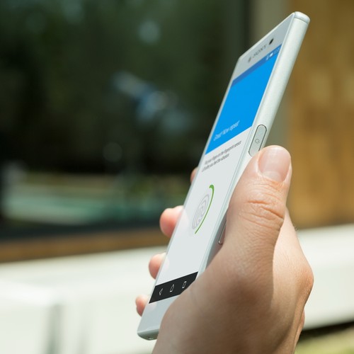 <strong>Sony Xperia Z5</strong><br /><br />

Zaprojektowana przez najlepszych inżynierów z działów Sony Creative Center w Szwecji i Japonii, Xperia Z5 prezentuje smukłą formę prostokątnej bryły, otoczoną ramą z metalu i tylnego  panelu z matowego szkła. Uderzająco komfortowo leży  w dłoni, jest również wodoszczelna. Elegancki wygląd uzupełnia 5,2-calowy wyświetlacz. Smartfon będzie dostępny w modnych aktualnie kolorach: białym, grafitowym, złotym oraz zielonym. Źródło Sony<br /><br />