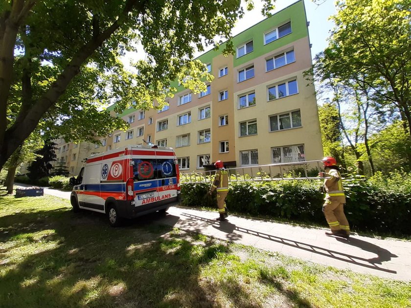 Kobieta uwięziona w mieszkaniu w Łodzi. Strażak wszedł przez okno