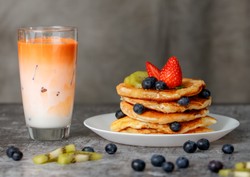 Placki z kefirem i borówkami. Jakub Kuroń robi je w ten sposób