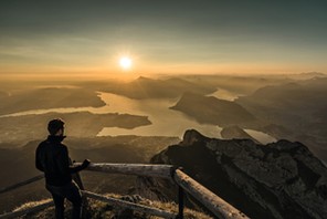 Wschód słońca nad Jeziorem Czterech Kantonów, widok z góry Pilatus