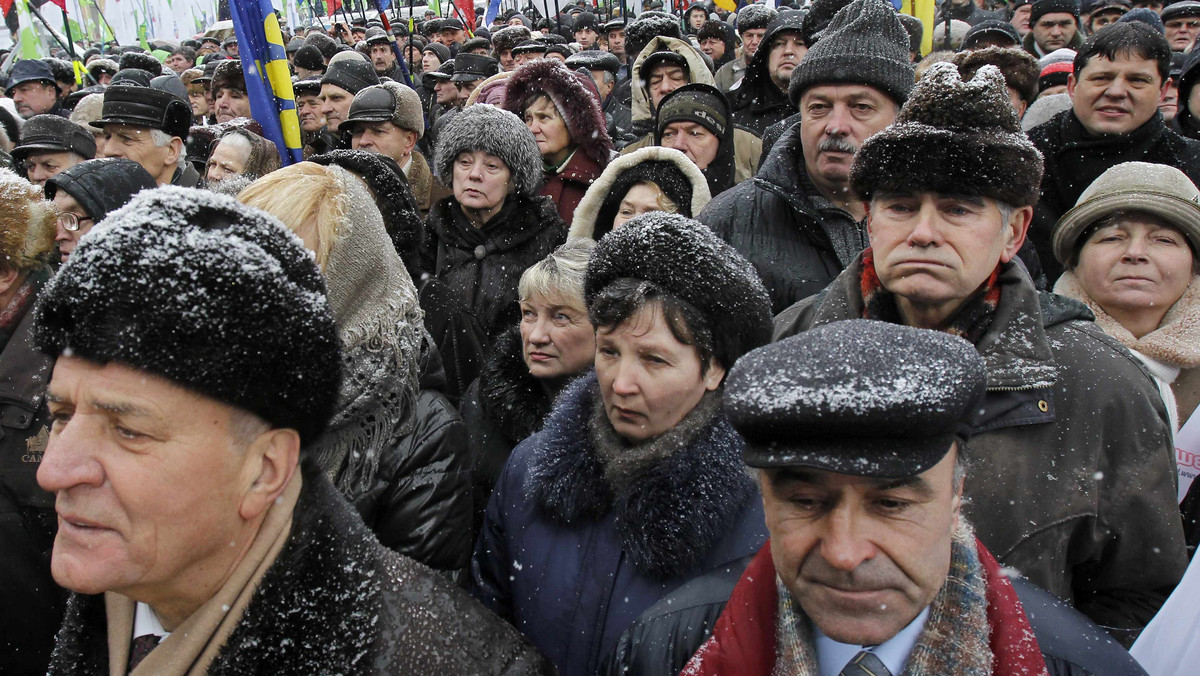 Około czterech tysięcy osób uczestniczyło w Kijowie w akcji opozycji z okazji Dnia Jedności Ukrainy. Podczas wiecu główne ugrupowania opozycyjne zawarły porozumienie o wspólnej liście kandydatów na jesienne wybory parlamentarne.