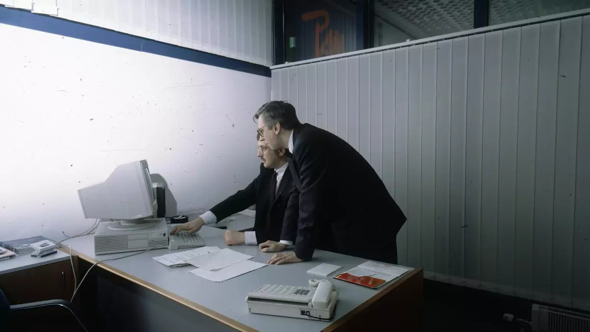Lata 90. to boom komputerowy w Polsce. Na zdjęciu archiwalnym z tamtych lat widać wnętrze biurowe z komputerem PC z charakterystycznym monitorem kineskopowym