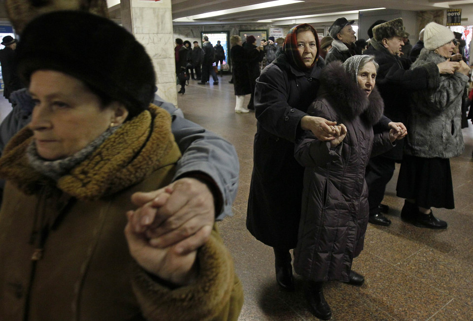 Ukraińscy seniorzy tańczą w metrze