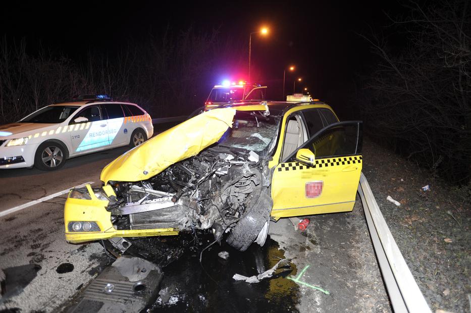 A taxi a felismerhetetlenségig összeroncsolódott. A sofőr szabálytalanul előzött, így történt a tragédia/Fotó:MTI Mihádák Zoltán 