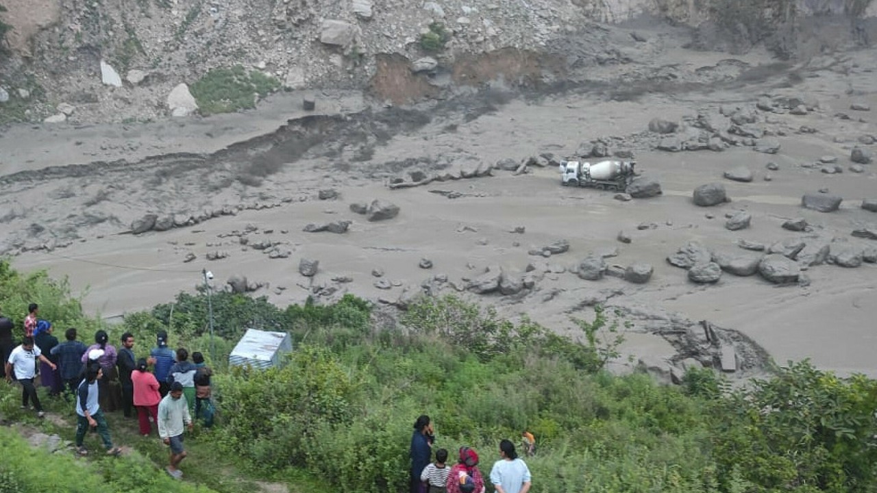 Pora monsunowa w Nepalu. Wezbrana woda porwała 18 osób i zerwała kluczowy most