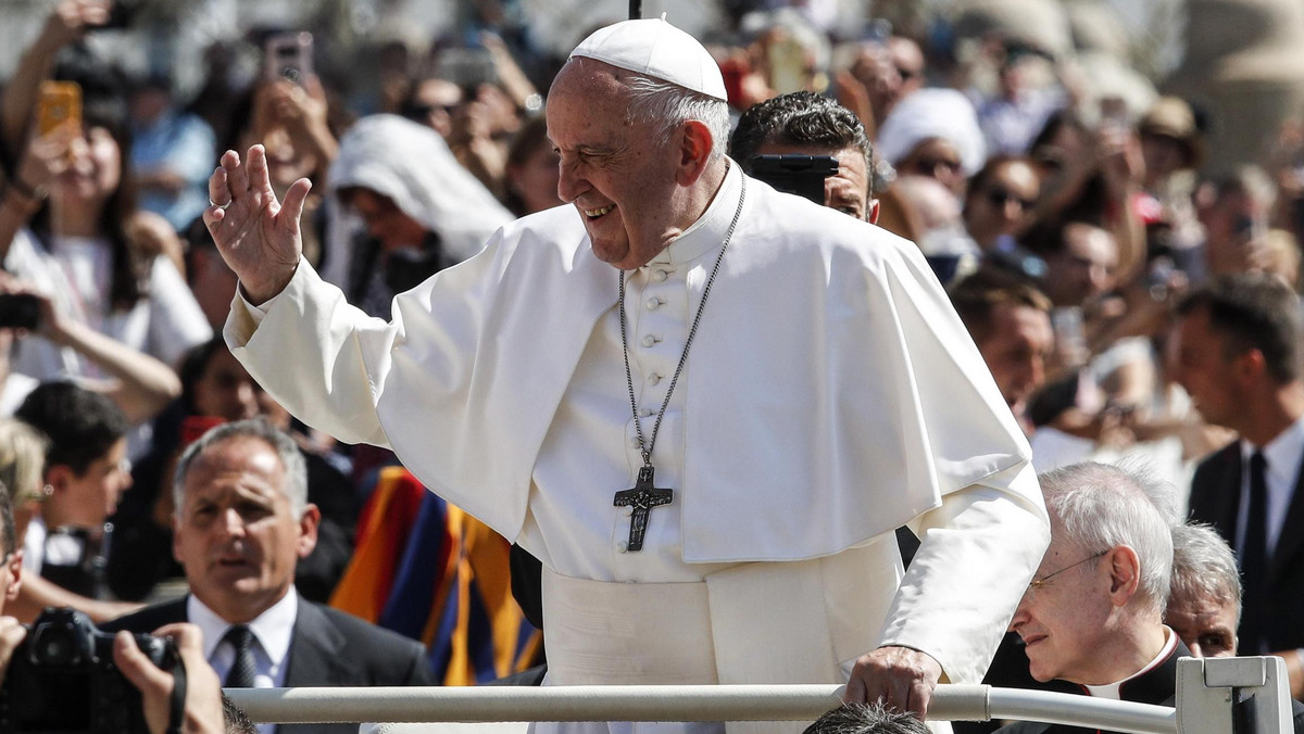 Papież Franciszek powiedział podczas mszy w Watykanie, że czasem politycy, a także biskupi i księża są obrażani. - Niektórzy na to zasługują - dodał w homilii. Przestrzegał przed "niszczeniem" przeciwników politycznych.