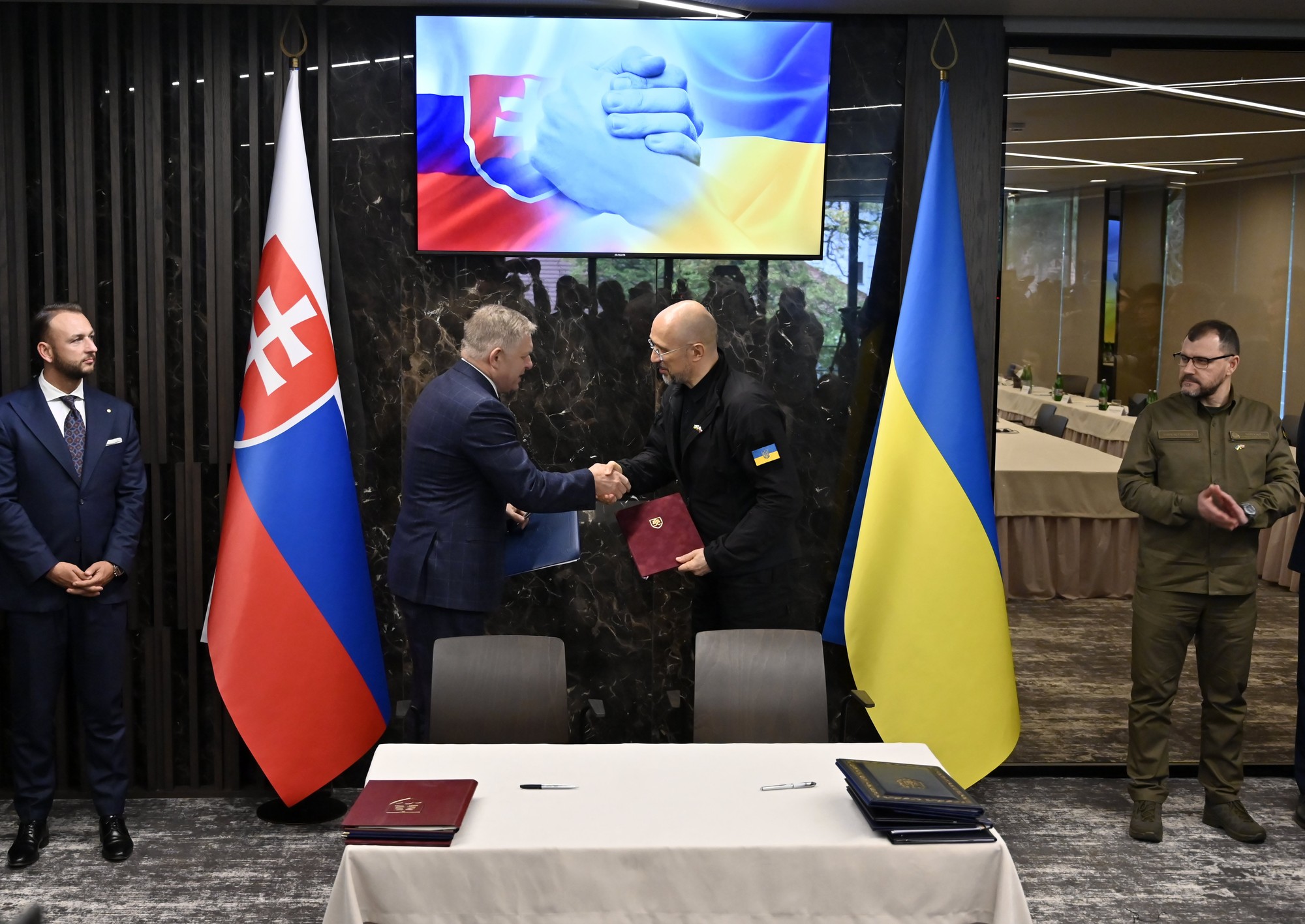 Robert Fico a predseda vlády Ukrajiny Denys Šmyhaľ si podávajú ruky po podpise deklarácie vlád po skončení spoločného rokovania slovenskej a ukrajinskej vlády pri ukrajinskom meste Užhorod.