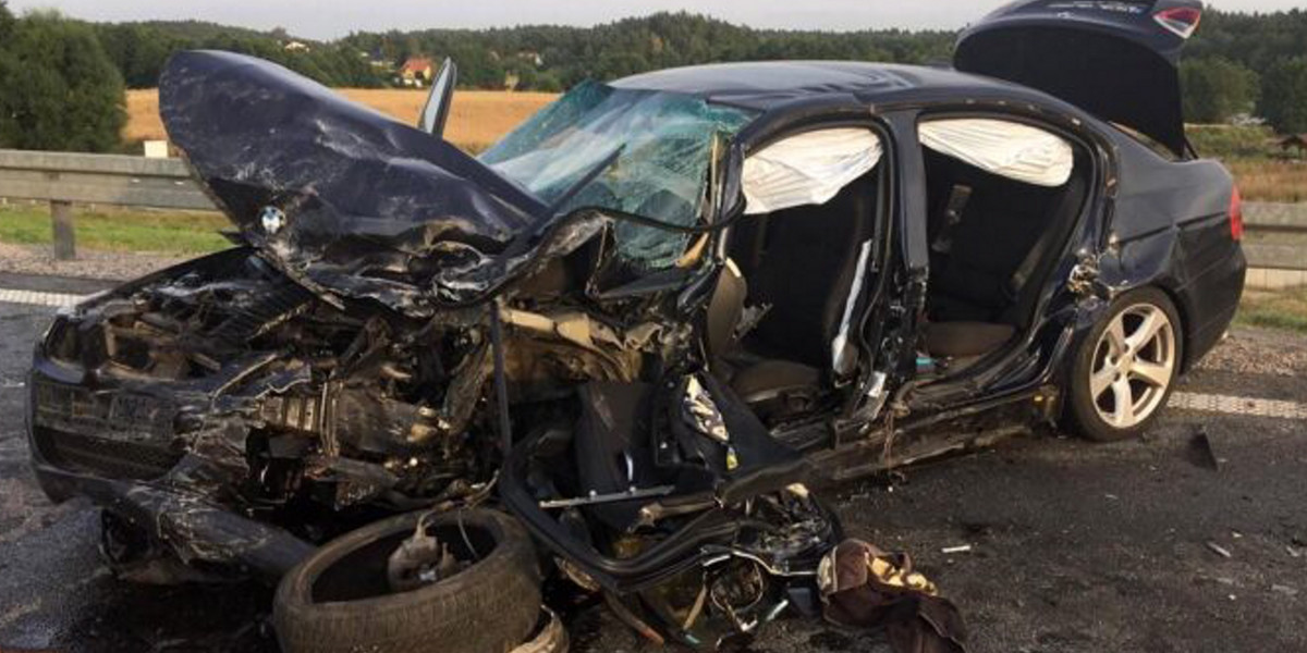 Tragedia pod Kościerzyną. W zderzeniu dwóch aut w sobotę, 13 sierpnia, zginęła jedna osoba, dwie są ranne. 