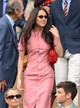 Olivia Rodrigo a nyár legmenőbb mintáját és barátját, Louis Partridge-ot hozta el a 2025-ös wimbledoni tornára. A kockás ruha egy vintage Ralph Lauren tervezés, amit színben passzoló Khaite táskával egészített ki.  