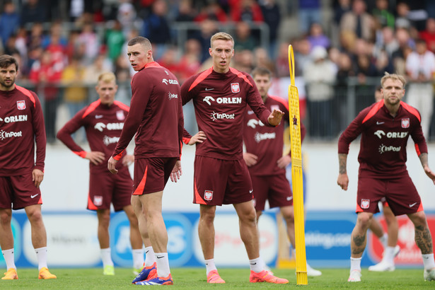 Piłkarze reprezentacji Polski Adam Buksa (C-P) i Jakub Piotrowski (C-L) podczas treningu drużyny w Hanowerze. W najbliższą niedzielę biało-czerwoni rozegrają pierwszy mecz mistrzostw Europy w Niemczech. Rywalami Polaków w meczu grupy D w H