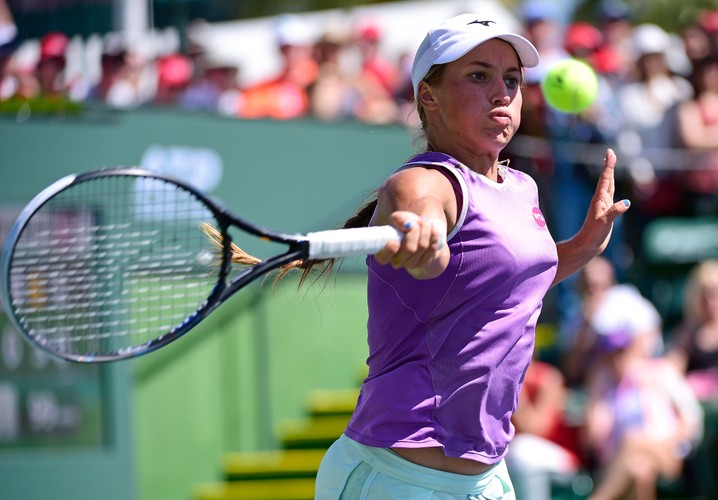 Latająca Szarapowa, ekstremalna mini Halep, szpagat Hradeckiej na Indian Wells
