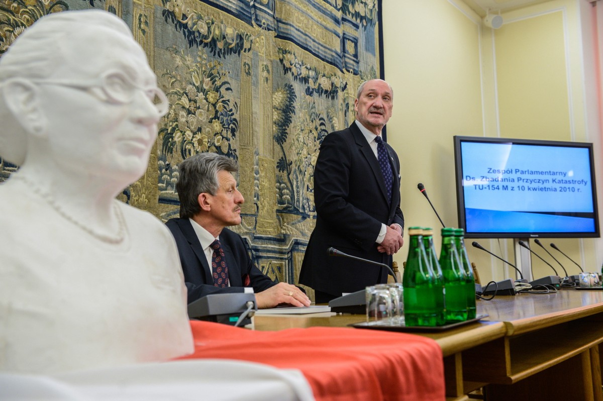 Wiceprezes PiS, przewodniczący Zespołu Parlamentarnego ds. zbadania przyczyn katastrofy TU-154 M, poseł Antoni Macierewicz i wiceprzewodniczący zespołu, poseł PiS Stanisław Piotrowicz podczas posiedzenia zespołu