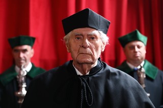 Pisarz Wiesław Myśliwski z tytułem doktora honoris causa UJ