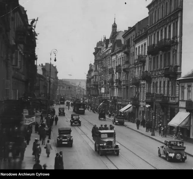 Nowy Świat przed wojną. Po prawej stronie pierzeja wschodnia, odcinek między ul. Smolną a Foksal, lata 30.