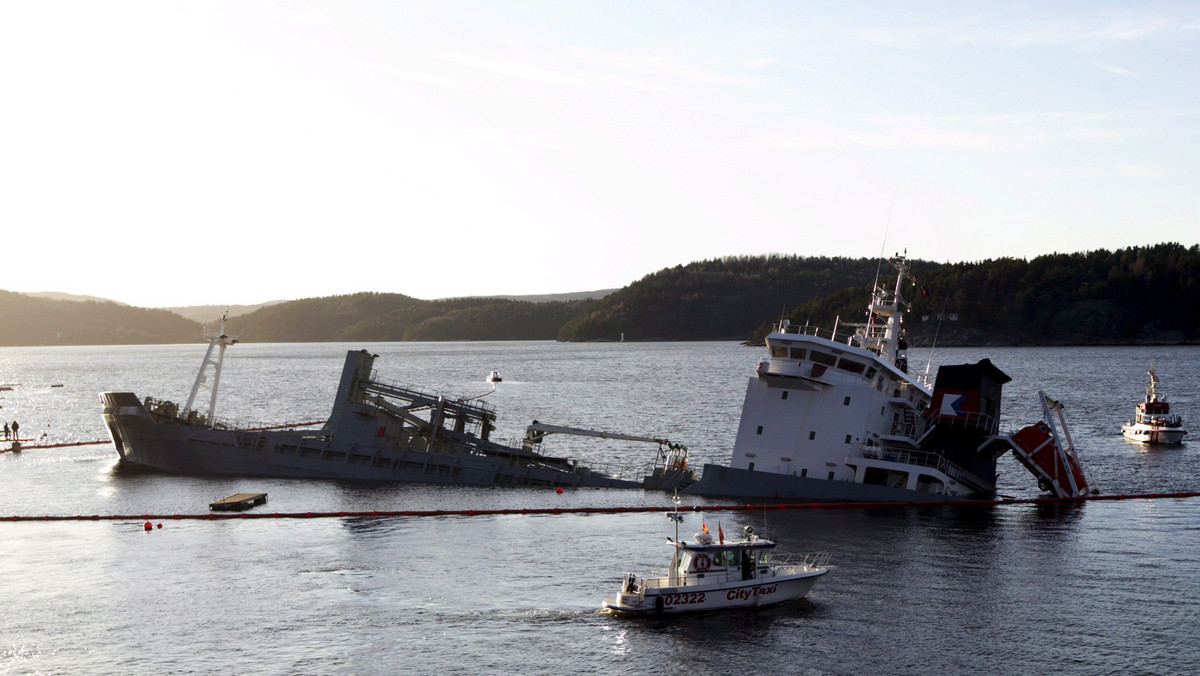 Norweski frachtowiec zatonął w Cieśninach Duńskich u wybrzeży Szwecji. Sześciu członków załogi jest zaginionych - poinformowali ratownicy. Szwedzkie media podają, że na pokładzie statku znajdowali się Polacy i Rosjanie.