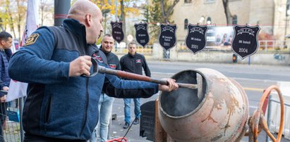 Związkowcy pojawili się w biurze premiera. Wzięli betoniarkę, kielnie i pustaki. Co tam się działo?! [ZDJĘCIA]