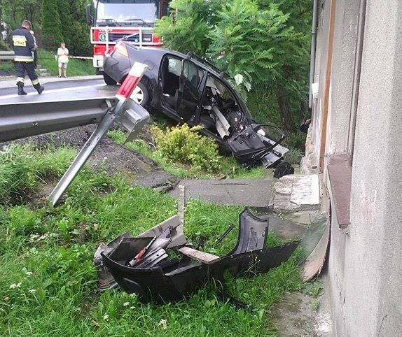 Samochód rozbity na pechowym zakręcie