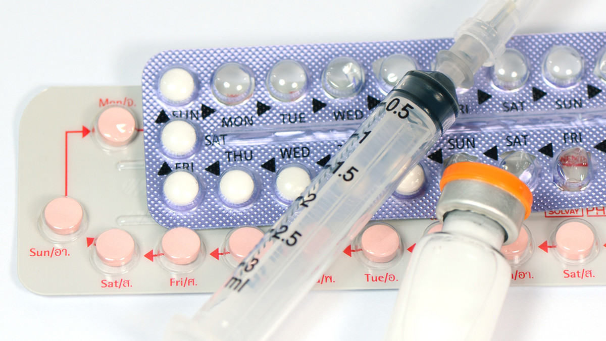 Choć ok. 80 proc. młodych Polaków deklaruje, że stosuje antykoncepcję, to tylko 3 proc. z nich korzysta z tzw. niecodziennych metod hormonalnych, uważanych za najbardziej nowoczesne i skuteczne – wynika z najnowszego raportu.