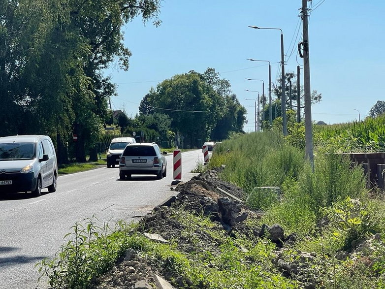 Budowa ścieżki rowerowej - Łąka, ul. Cieszyńska - 05.08.2022 - autor: pless.pl