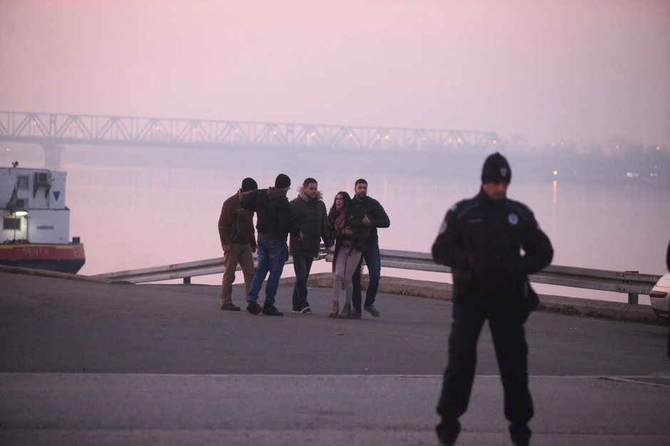 Očajna devojka pokušala je da uđe u restoran