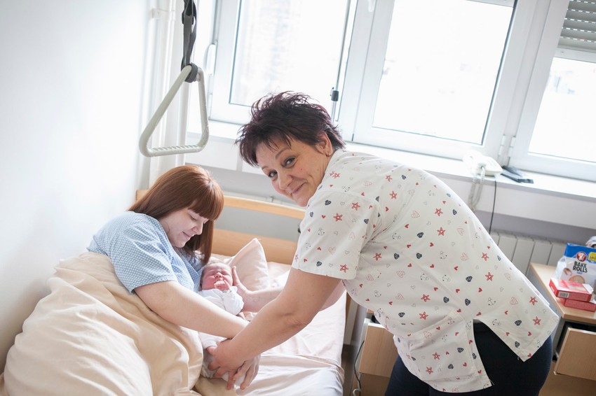 Tanja Tomović sa ćerkom svoje prijateljice i njenom bebom