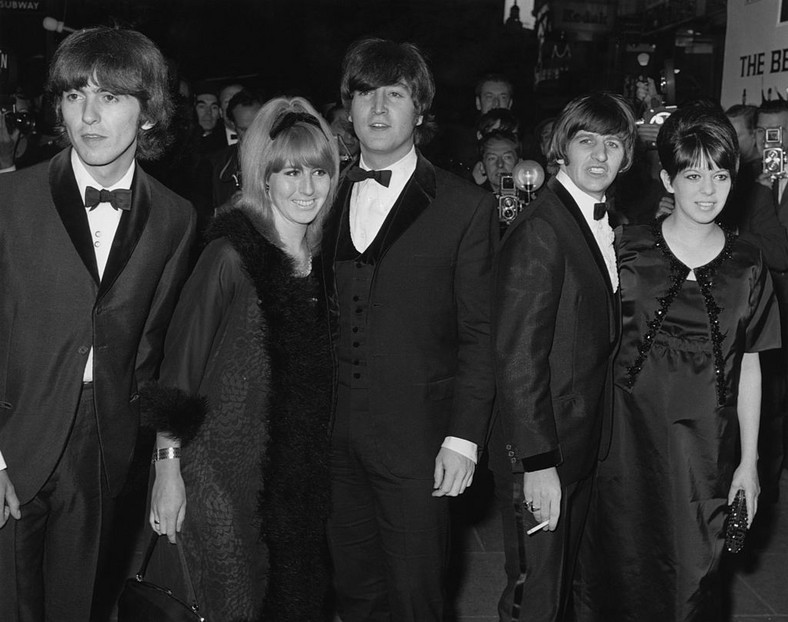 Cynthia Lennon i Maureen Starkey z członkami The Beatles na premierze filmu "Help!", 1965 r.