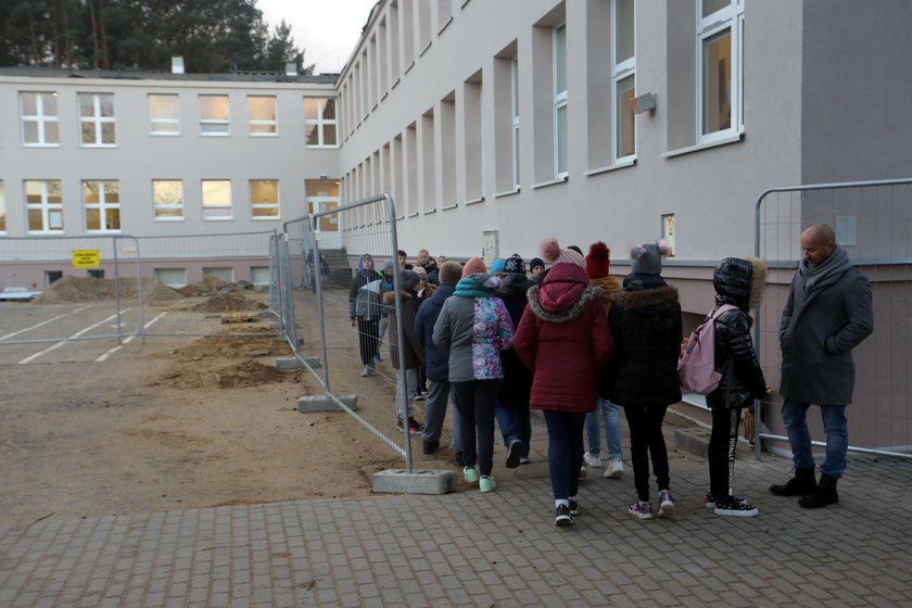 Rodzice uczniów alarmują: SP 16 w Gdyni to plac budowy