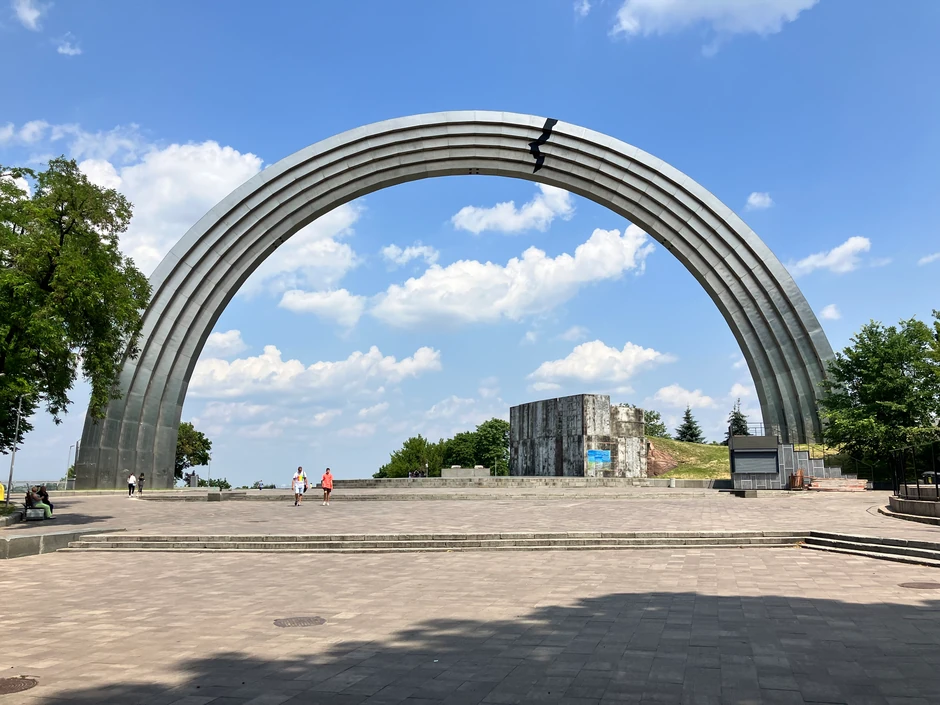 Ispod luka se nekada nalazio sovjetski spomenik. Luk je pre nekoliko godina ukrašen "pukotinom"