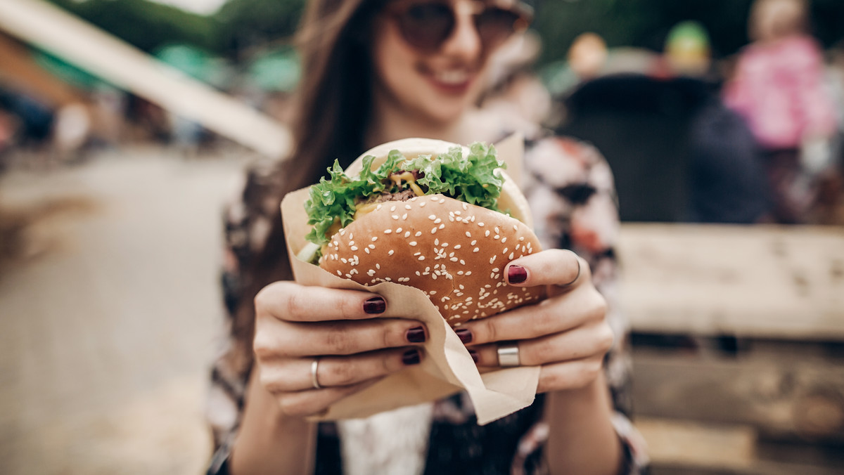 Wakacje to nie tylko czas odpoczynku, ale także częstszego spożywania posiłków poza domem - zarówno w restauracjach, barach, kawiarniach, jak i w hotelach czy pensjonatach. W ramach akcji „Przed wakacjami – co warto wiedzieć?” UOKiK wspólnie z Wojewódzkimi Inspektoratami Inspekcji Handlowej oraz Europejskim Centrum Konsumenckim przypominają, o czym warto pamiętać podczas letnich wyjazdów.