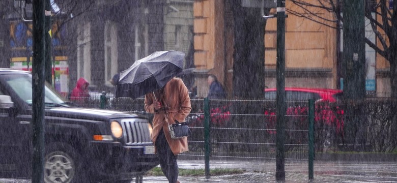 IMGW wydał ostrzeżenia dla 11 województw. Burze i ulewne deszcze