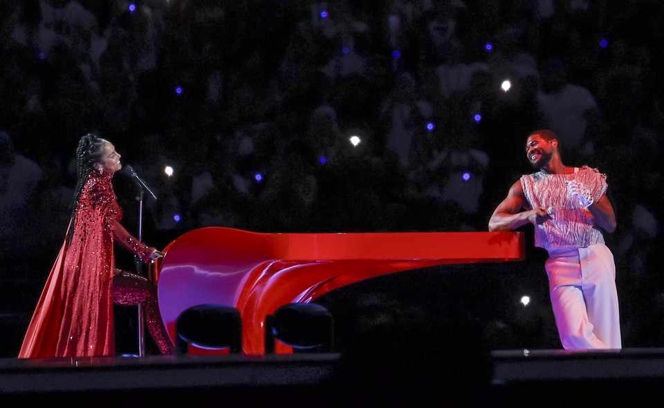 Usher i Alicia Keys podczas Super Bowl 2024