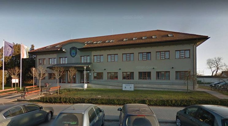 A nyitóképen: Aba önkormányzatának épülete / Fotó: Google maps