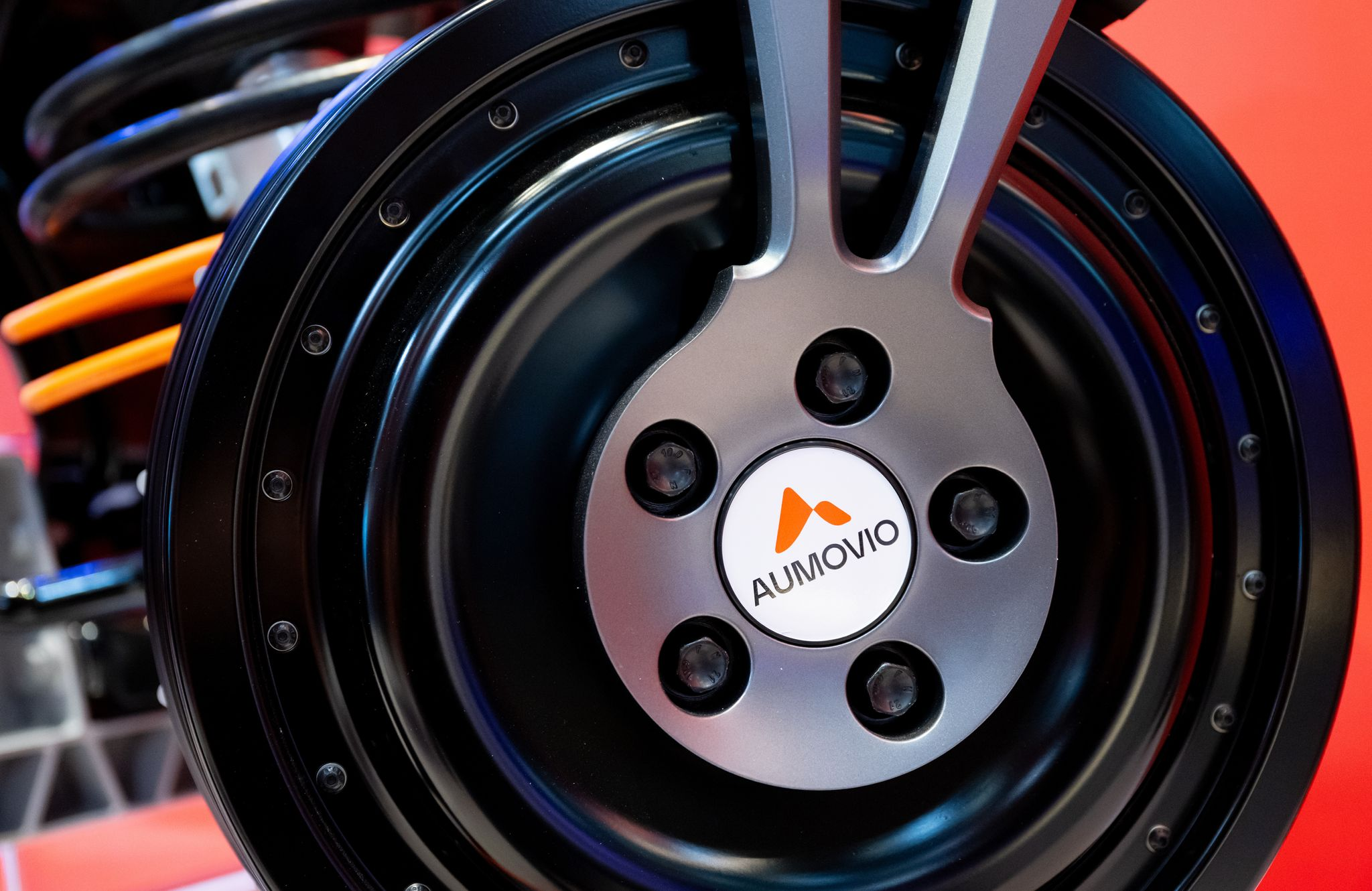 Autozulieferer Aumovio: Gewinn bricht um 30% ein - Prognose gesenkt