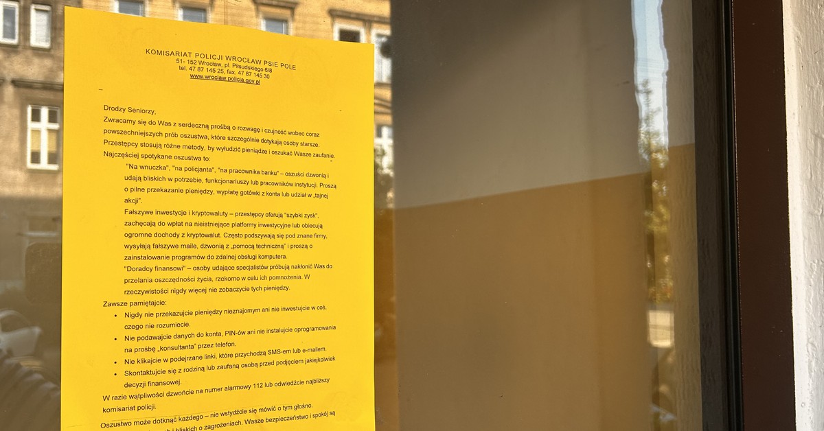 Policja rozwiesza żółte kartki na klatkach schodowych. Są na nich ważne informacje dla seniorów