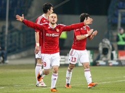 Wisła Kraków ograła Widzew Łódź i uciekła rywalom