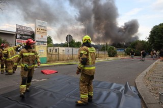 Pali się hurtownia sprzętu elektrycznego. RCB alarmuje o zanieczyszczeniu powietrza