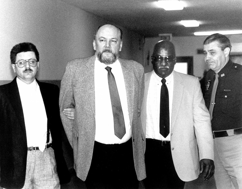 Richard Kuklinski prowadzony na proces